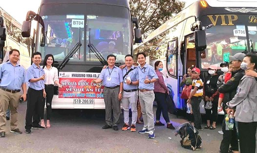  Công ty TNHH Hwaseung Vina hỗ trợ 70% vé xe cho đoàn viên, người lao động đón Tết Nguyên đán 2024. Ảnh: CĐ Hwaseung Vina.
