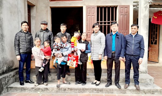  Liên đoàn Lao động tỉnh Bắc Giang trao hỗ trợ cho gia đình người lao động. Ảnh: Nguyễn Thị Mơ