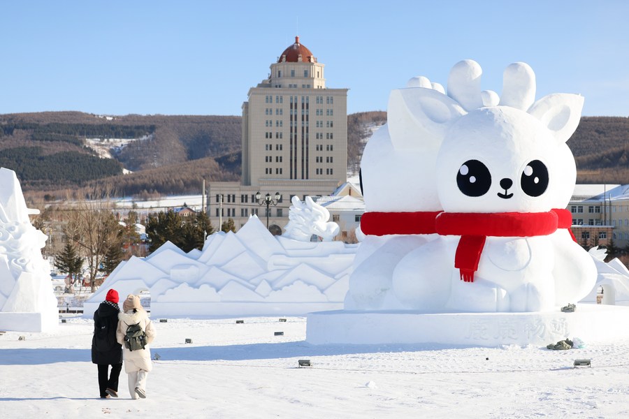 Du khách tham quan công viên băng tuyết ở Arxan, khu tự trị Nội Mông, phía bắc Trung Quốc. Ảnh: Xinhua