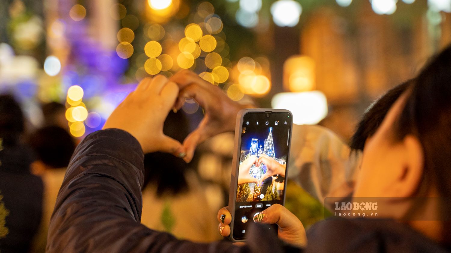 Noel là dịp nhiều cặp đôi hẹn hò. Ảnh: Xuân Mai. 