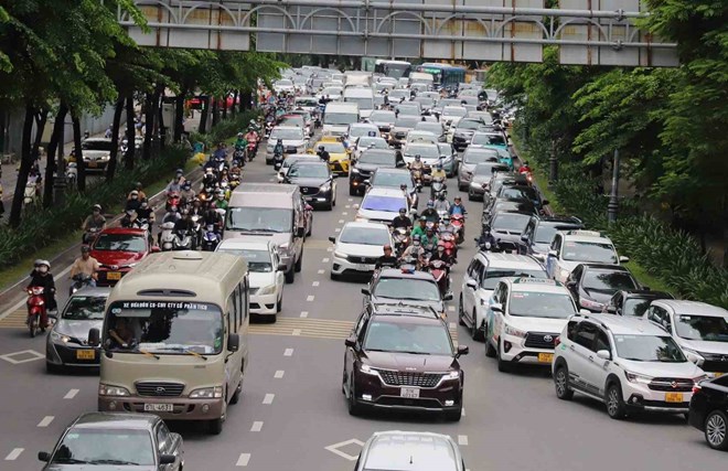 Ùn tắc giao thông trên đường Trần Quốc Hoàn hướng ra vòng xoay Lăng Cha Cả. Ảnh: Minh Quân