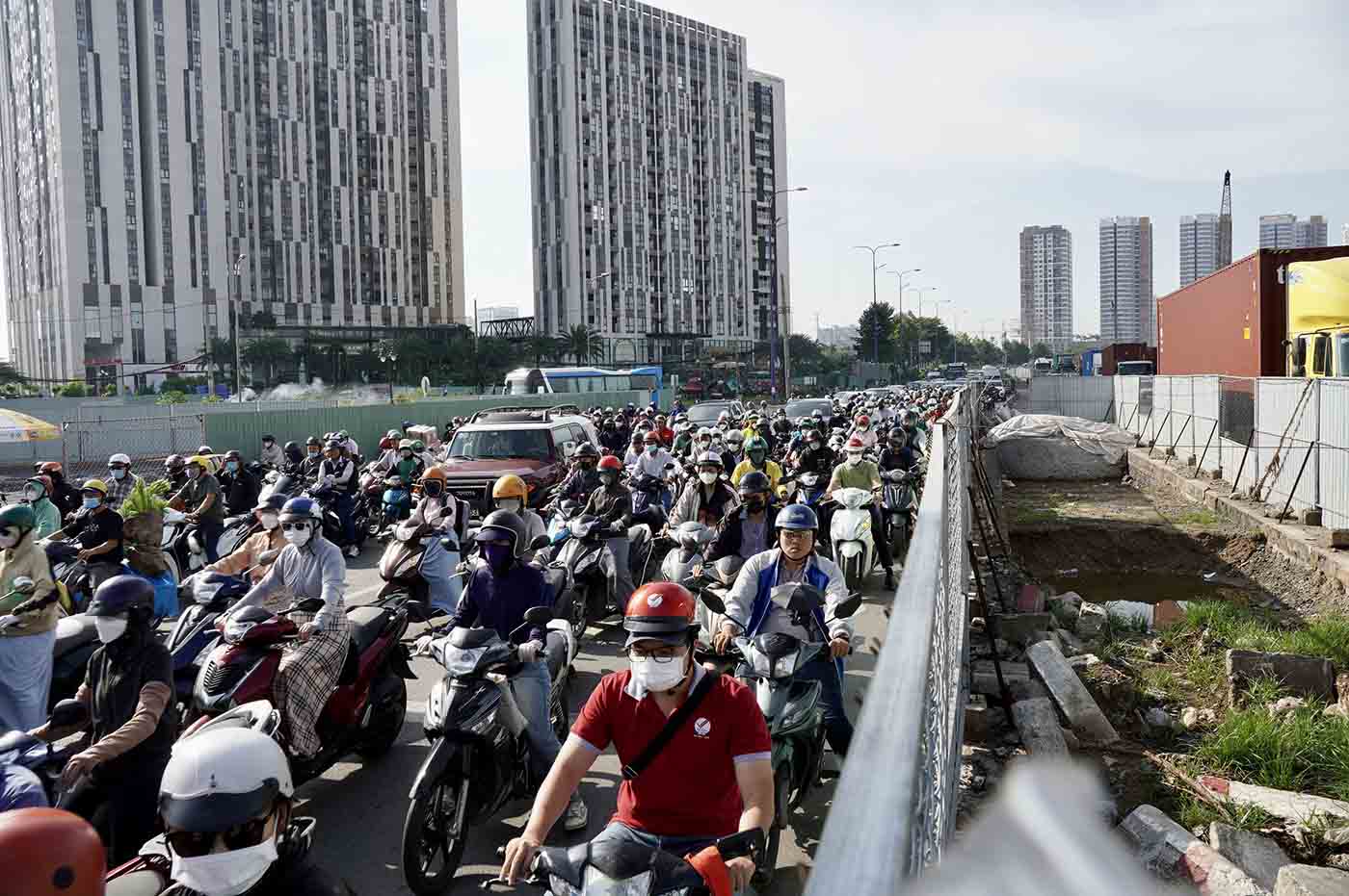 Rào chắn chiếm dụng mặt đường, người dân khổ sở vượt ải kẹt xe khu vực nút giao An Phú. Ảnh: Anh Tú