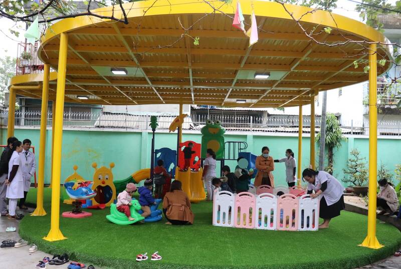 Công trình khu vui chơi cho bệnh nhi đang điều trị tại Bệnh viện Tâm thần Đà Nẵng có tổng vốn đầu tư là 240 triệu đồng. Ảnh: Nguyễn Linh