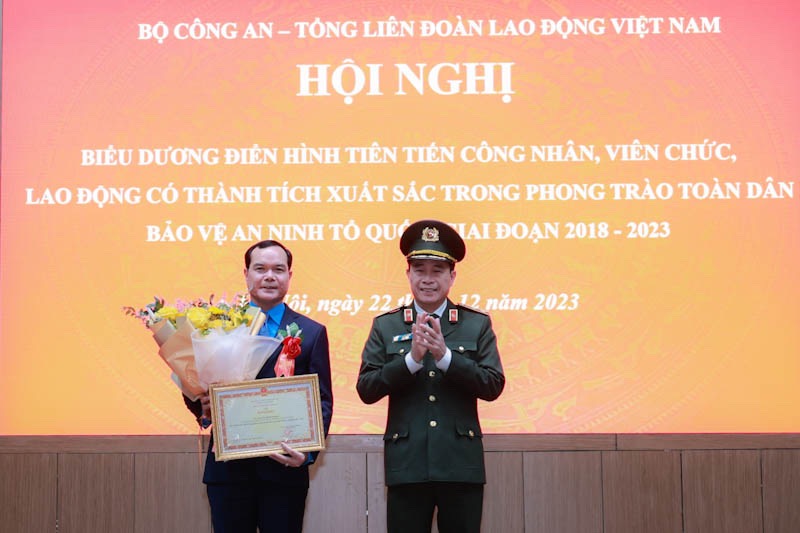 Chủ tịch Tổng Liên đoàn Lao động Việt Nam - Nguyễn Đình Khang nhận Bằng khen của Bộ Công an. Ảnh: Hải Nguyễn