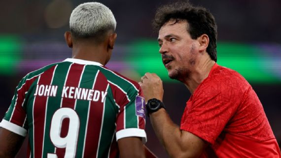Diniz đang vừa dẫn dắt Fluminense vừa đảm nhiệm công việc ở tuyển Brazil.  Ảnh: AFP 