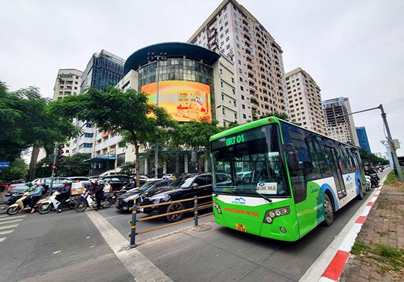 Hà Nội chi hơn 8 tỉ đồng thay biển báo, sửa nhiều hạng mục tuyến buýt BRT