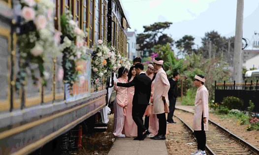 Đám cưới được tổ chức trên chuyến tàu tại ga Đà Lạt. Ảnh: Mai Hương