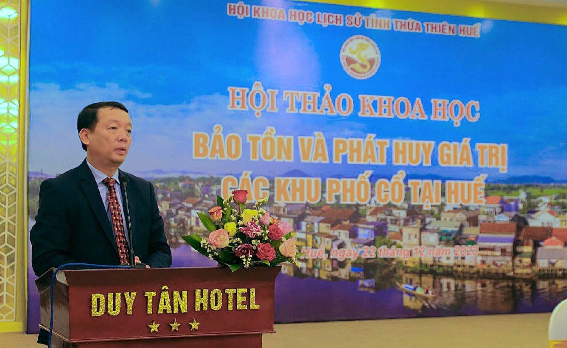 Ông Phan Thiên Định - Bí thư Thành ủy Huế phát biểu tại hội thảo. Ảnh: Nguyễn Luân.