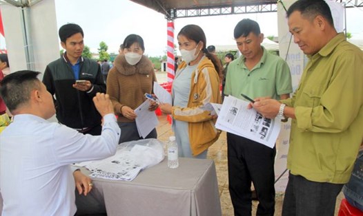 Nhiều người dân ở huyện Đắk Song sôi nổi tham gia ngày hội việc làm ở cơ sở. Ảnh: Phan Tuấn