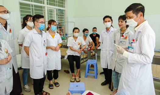 NLĐ tại Bệnh viện YHCT tỉnh Quảng Nam phấn khởi khi được thanh toán 4,7 tỉ đồng tiền nợ lương, BHXH trước Tết. Ảnh: Hoàng Bin