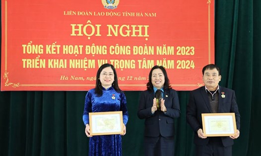 Phó Chủ tịch Tổng LĐLĐ Việt Nam - Thái Thu Xương trao danh hiệu Chiến sĩ thi đua của Tổng Liên đoàn năm 2023 cho các cá nhân. Ảnh: LĐLĐ tỉnh Hà Nam