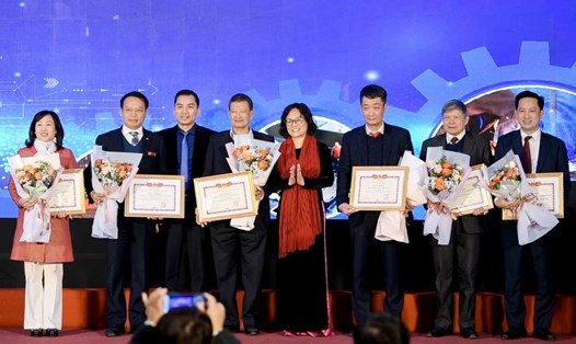 Bà Nguyễn Thị Việt Hương, Phó Tổng Cục trưởng, Tổng cục Giáo dục nghề nghiệp (thứ năm từ trái qua) trao giải cho các tập thể. Ảnh: Thế Đại