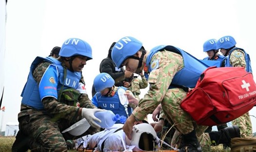 Diễn tập cấp cứu quân nhân bị thương do các phần tử quá khích tấn công doanh trại. Ảnh: Việt Trung