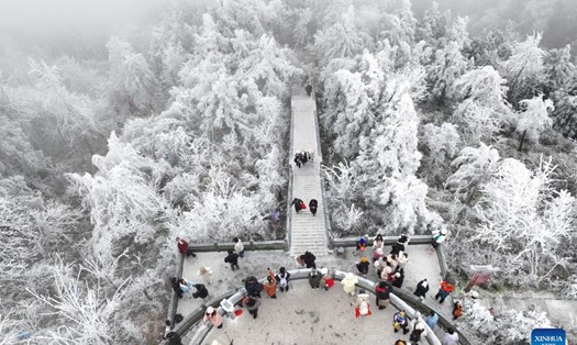 Dòng người bất chấp tuyết rơi vẫn tới tham quan cảnh tượng mùa đông ở núi Hằng Sơn, một danh lam nổi tiếng ở thành phố Hành Dương, tỉnh Hồ Nam. Ảnh: Xinhua