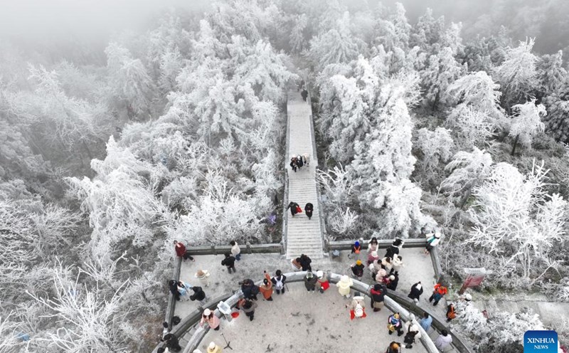 Dòng người bất chấp tuyết rơi vẫn tới tham quan cảnh tượng mùa đông ở núi Hằng Sơn, một danh lam nổi tiếng ở thành phố Hành Dương, tỉnh Hồ Nam. Ảnh: Xinhua