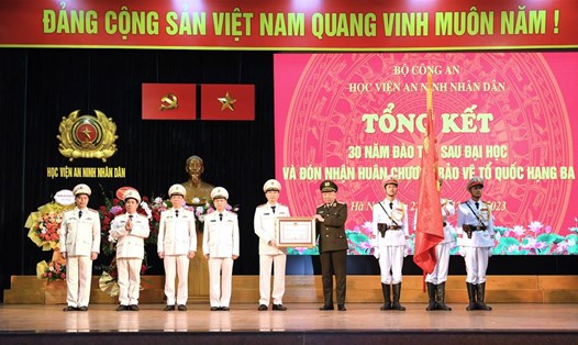 Thừa ủy quyền, Bộ trưởng Tô Lâm trao Huân chương Bảo vệ Tổ quốc hạng Ba tặng Học viện ANND. Ảnh: Cổng TTĐT Bộ Công an