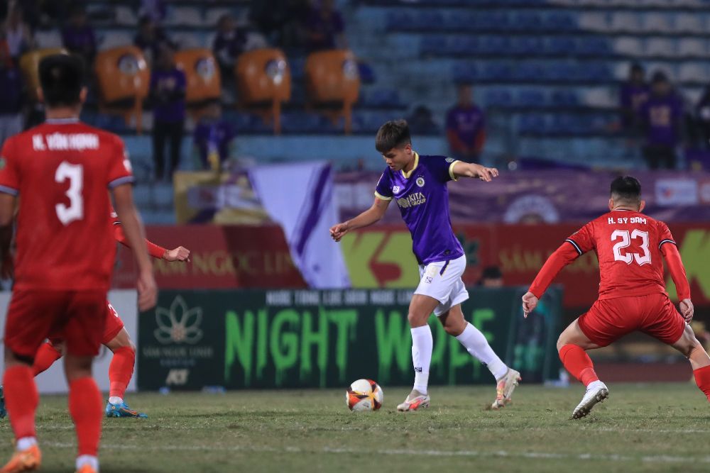Hoà 1-1 trước Hồng Lĩnh Hà Tĩnh, Hà Nội FC có 10 điểm sau 7 vòng đấu và chưa thể tiến vào top 5.