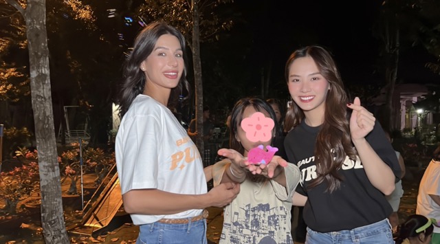 Mai Phương thăm các em nhỏ ở mái ấm. Ảnh: SV.