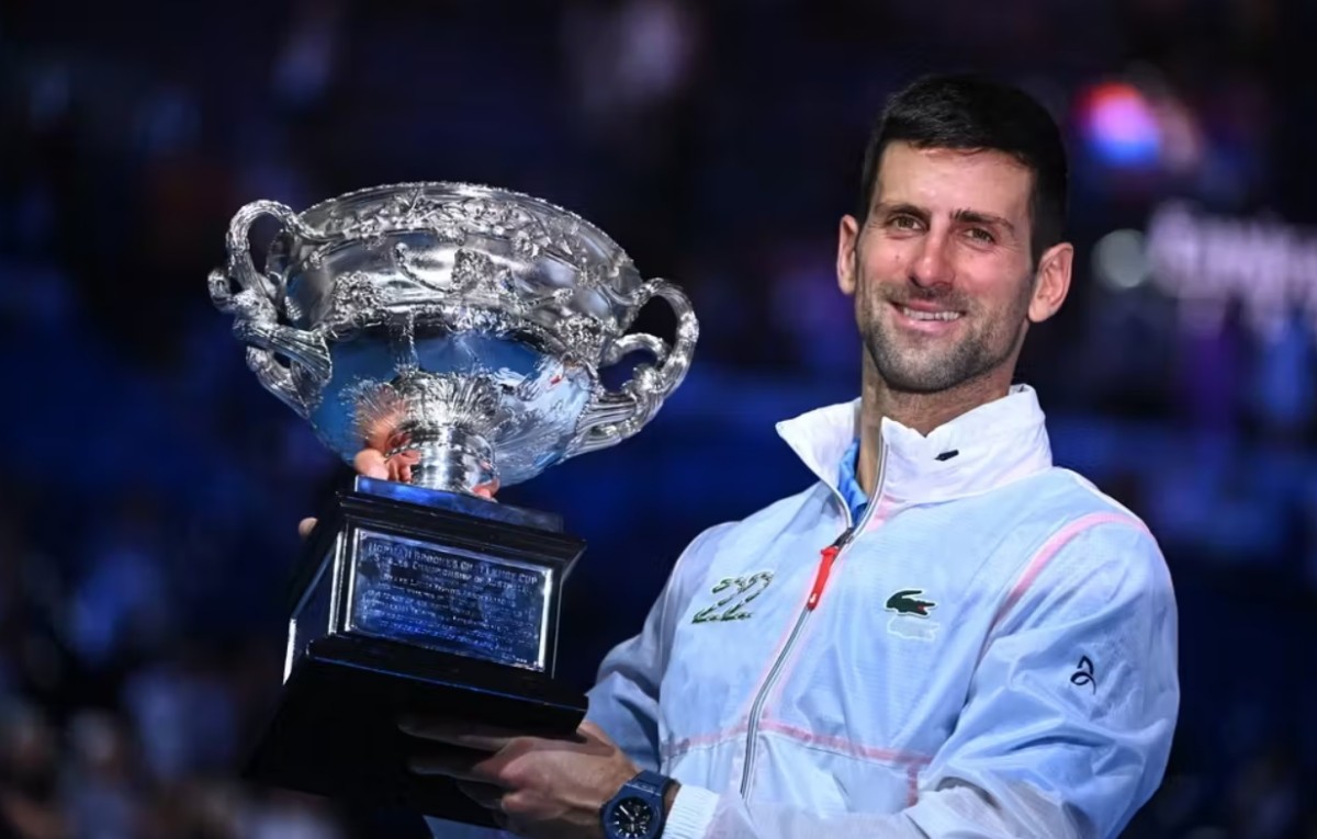 Novak Djokovic đánh bại Stefanos Tsitsipas 6/3, 7/6(4), 7/6(5) trong trận chung kết để giành danh hiệu Australian Open thứ 10 và Grand Slam thứ 22.