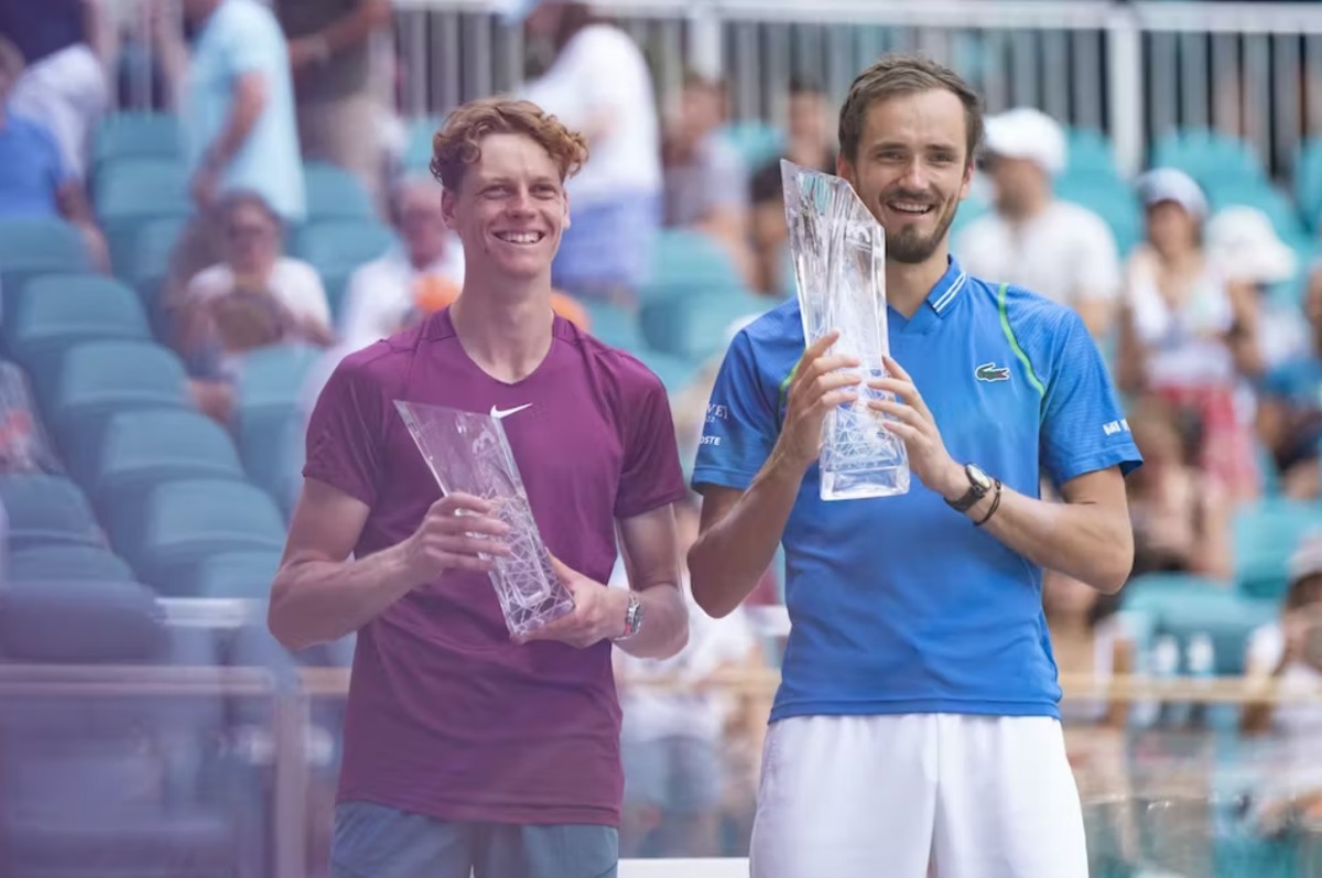 Ngay sau khi thua trận chung kết trước Alcaraz ở Indian Wells, Daniil Medvedev (phải) giành chiến thắng ở Miami, đánh bại Jannik Sinner trong trận chung kết.