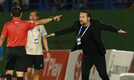 Huấn luyện viên Thanh Hoá liên tục phản ứng với trọng tài trong trận đấu với Bình Dương. Ảnh: Thanh Vũ