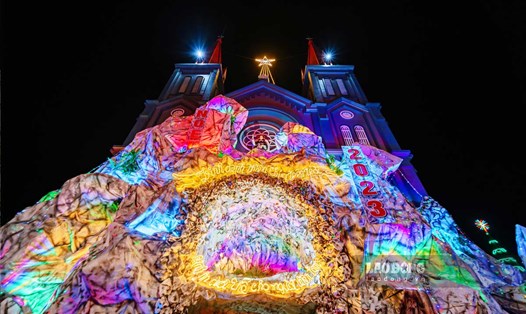 Hang đá khổng lồ được trang trí độc đáo trước thềm Giáng sinh ở Nam Định. Ảnh: Giáo xứ Xuân Dục