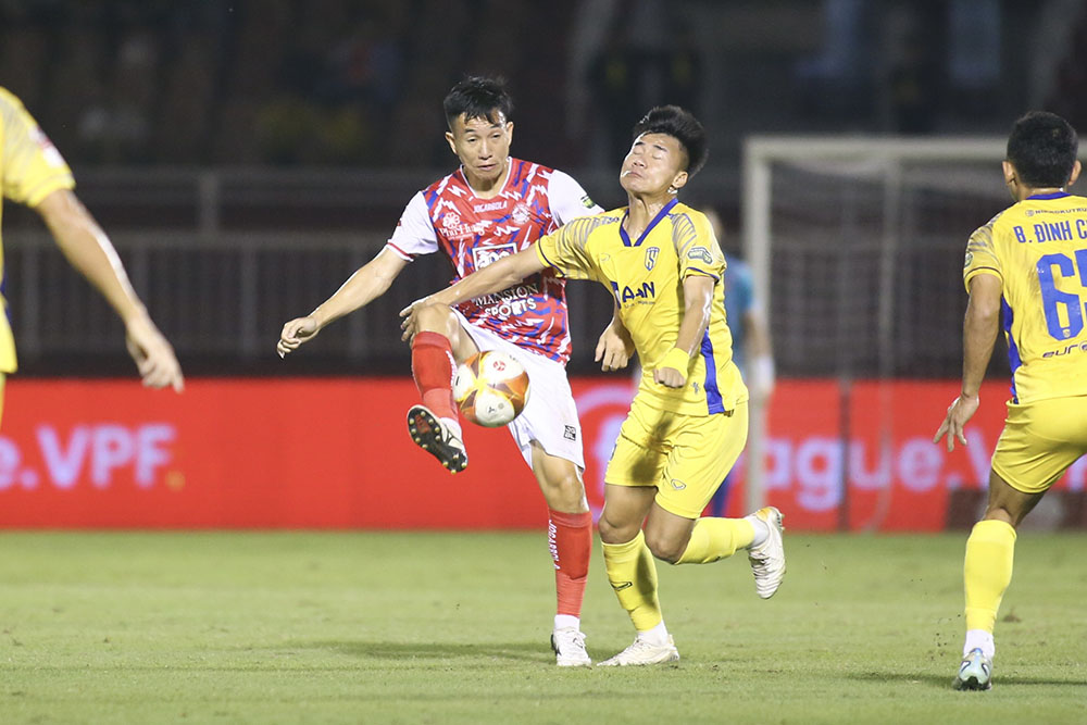 Trận đấu giữa TPHCM (áo đỏ) với Sông Lam Nghệ An không có chất lượng chuyên môn cao. Ảnh: Thanh Vũ