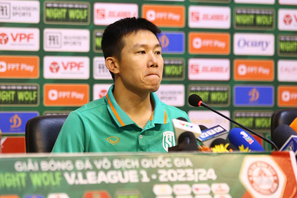 Huấn luyện viên Phan Như Thuật của Sông Lam Nghệ An dự họp báo sau trận. Ảnh: Thanh Vũ