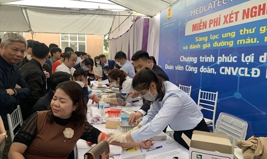 Đoàn viên công đoàn tỉnh Hưng Yên được xét nghiệm máu, tư vấn sức khoẻ miễn phí. Ảnh: Hà Anh