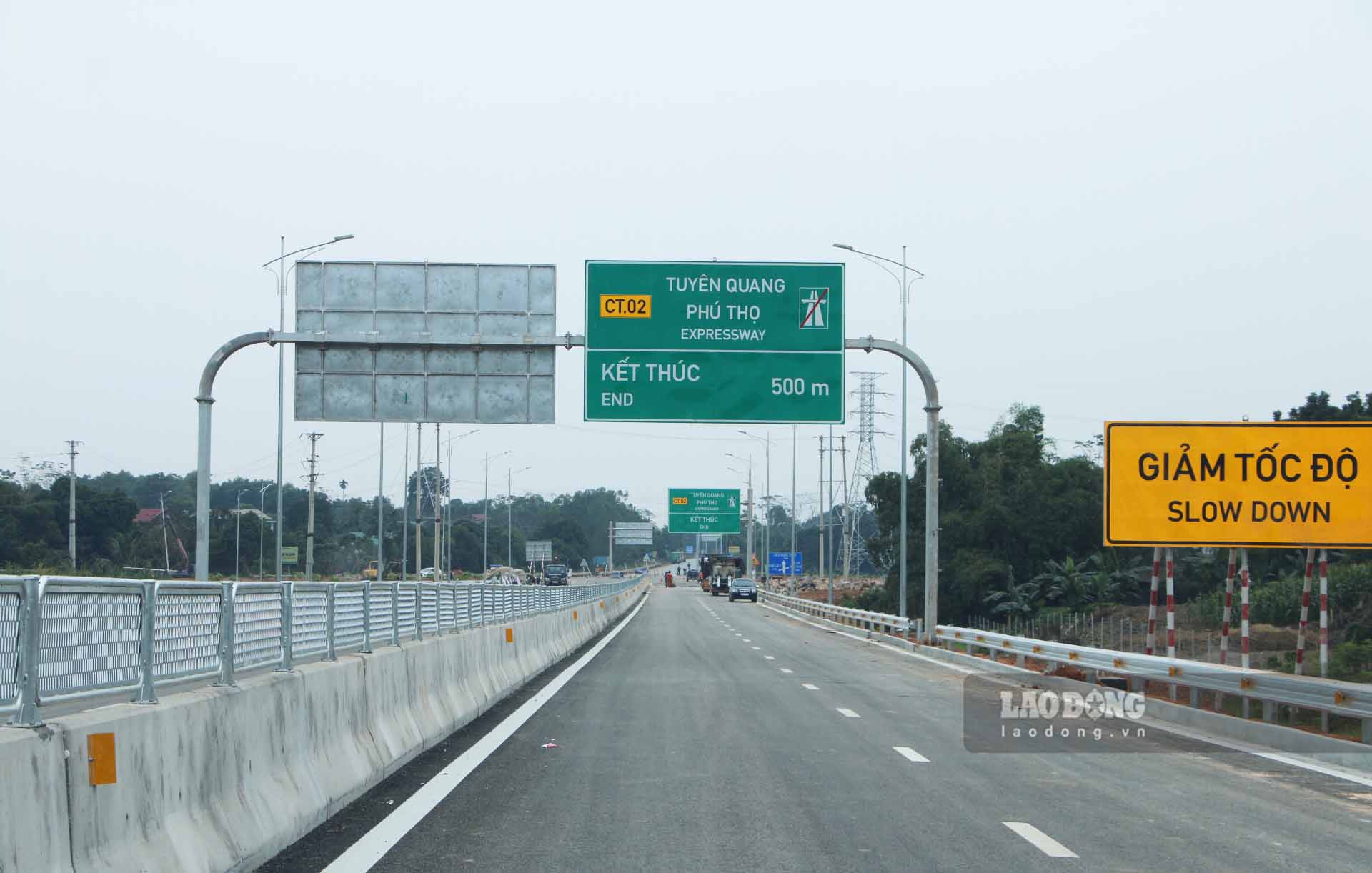 Điểm cuối của tuyến cao tốc này giao cắt với đường Hồ Chí Minh (tại Thị xã Phú Thọ) và cách nút giao IC9 cao tốc Nội Bài - Lào Cai khoảng hơn 2km.