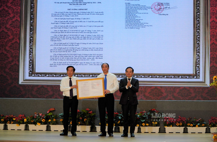 Phó Thủ tướng Trần Lưu Quang trao Quyết định của Thủ tướng Chính phủ phê duyệt quy hoạch tỉnh Kiên Giang thời kỳ 2021-2030, tầm nhìn đến 2050. Ảnh: Nguyên Anh