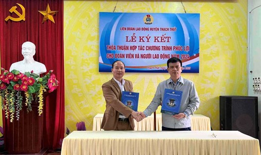 Ông Nguyễn Văn Toàn - Chủ tịch Liên đoàn Lao động huyện Thạch Thất (bên phải) ký kết Chương trình phúc lợi cho đoàn viên, người lao động năm 2024. Ảnh: Nguyễn Hiền