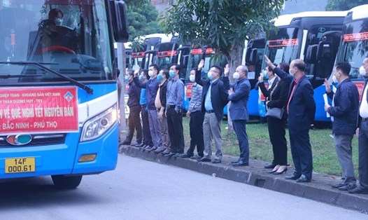 Công ty Than Dương Huy tổ chức 16 chuyến xe đưa công nhân về quê ăn tết. Ảnh: Trung Huy