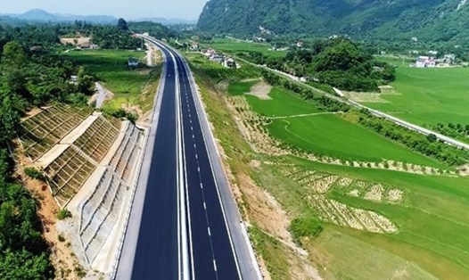 Cao tốc Hòa Bình - Mộc Châu được đầu tư giai đoạn 1 quy mô 2 làn xe. Ảnh: LĐO