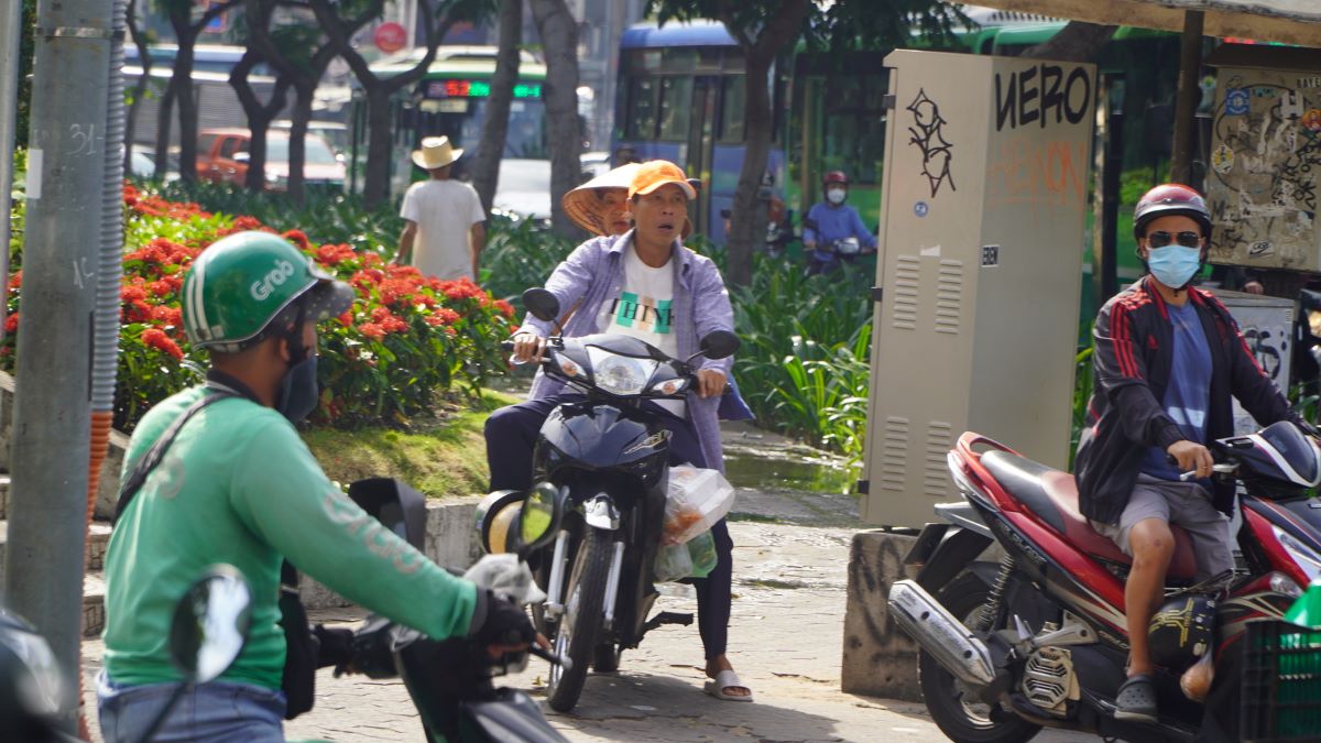 Anh Thái Hòa, làm nghề xe ôm tại Công viên 23 tháng 9 cho biết, tình trạng ùn ứ, kẹt xe này từng xảy ra vào ngày 21.12. “Hôm nay là cuối tuần, tình hình kẹt xe không nghiêm trọng như hôm bữa nhưng để di chuyển qua nhưng điểm kẹt này cũng mấy 