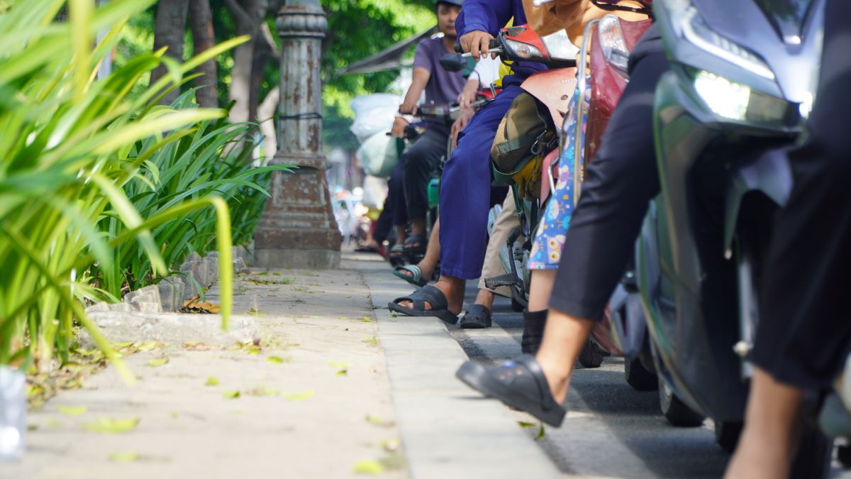 Nhiều thời điểm, người dân phải tạm “chôn chân” hay di chuyển chậm trên đường.