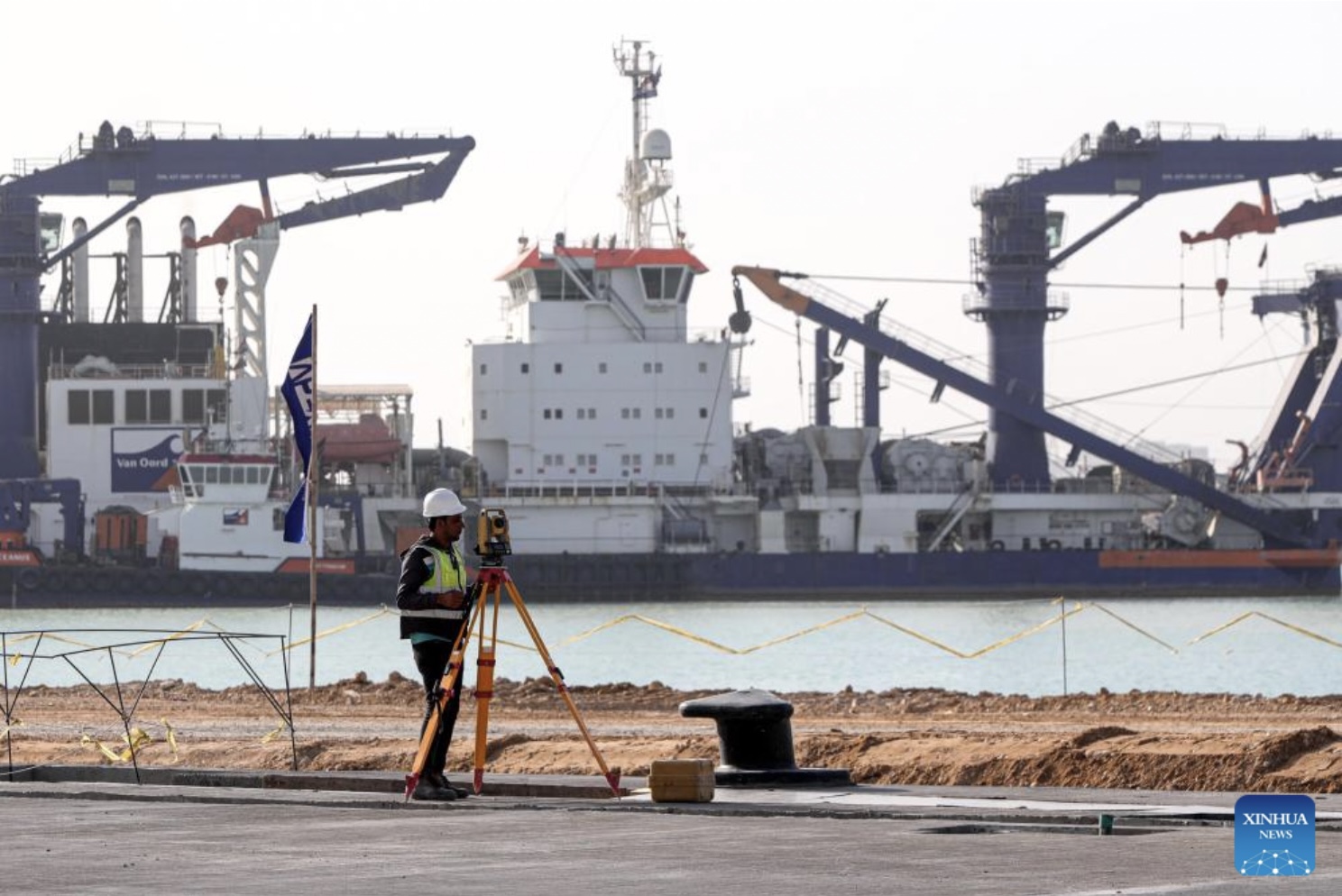 Các hãng vận tải đang cho tàu di các tuyến đường khác thay vì đi qua Biển Đỏ và kênh đào Suez. Ảnh: Xinhua