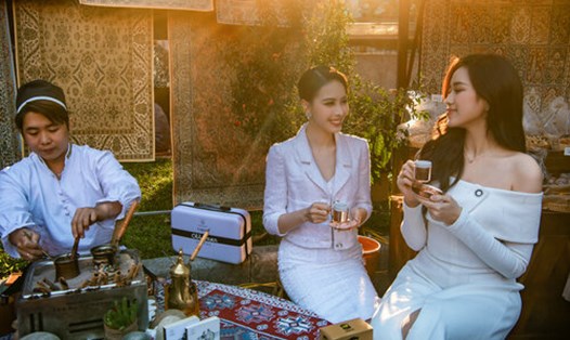 Hoa hậu Đỗ Hà và Á hậu Ngọc Hằng thích thú trải nghiệm hương vị kết tinh 3 nền văn minh cà phê. Ảnh: Tô Thanh Tân