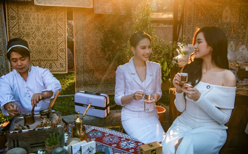 Hoa hậu Đỗ Hà và Á hậu Ngọc Hằng thích thú trải nghiệm hương vị kết tinh 3 nền văn minh cà phê. Ảnh: Tô Thanh Tân