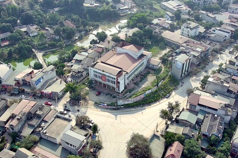 Đến thị trấn Thanh Ba những ngày cuối năm 2023, phóng viên Báo Lao Động ghi nhận, nằm giữa ngã tư trung tâm, xung quanh là khu dân cư đông đúc của thị trấn này có một công trình bỏ hoang rộng hàng nghìn mét vuông. Ảnh: Tô Công.