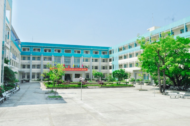 Trường CĐYT Quảng Nam sử dụng 1,2 tỉ đồng được tỉnh bổ sung để trả nợ lương và bảo hiểm cho NLĐ. Ảnh: Hoàng Bin.