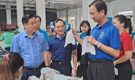 Đại diện lãnh đạo LĐLĐ tỉnh Ninh Bình và Ban Quản lý các khu công nghiệp tỉnh kiểm tra hoạt động sản xuất tại các đơn vị doanh nghiệp dịp cuối năm. Ảnh: Diệu Anh