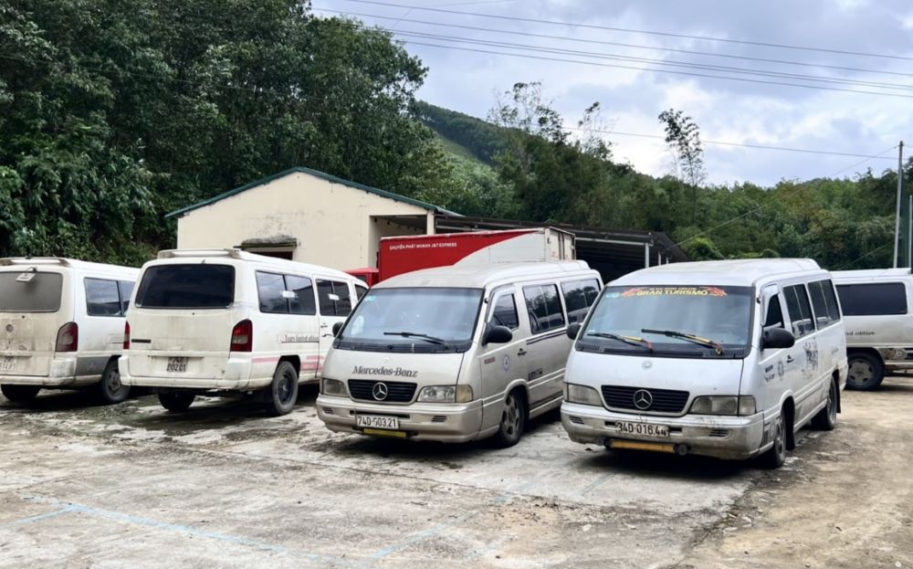 Xe ôtô hạ tải chở đường nhập lậu bị tạm giữ. Ảnh: Công an huyện Đakrông.