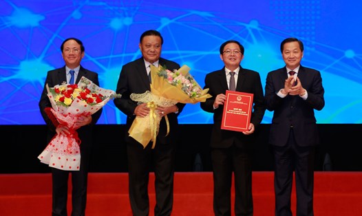 Phó Thủ tướng Lê Minh Khái (ngoài cùng, bên phải) trao quyết định phê duyệt quy hoạch cho lãnh đạo Bình Định. Ảnh: TTTT Bình Định.