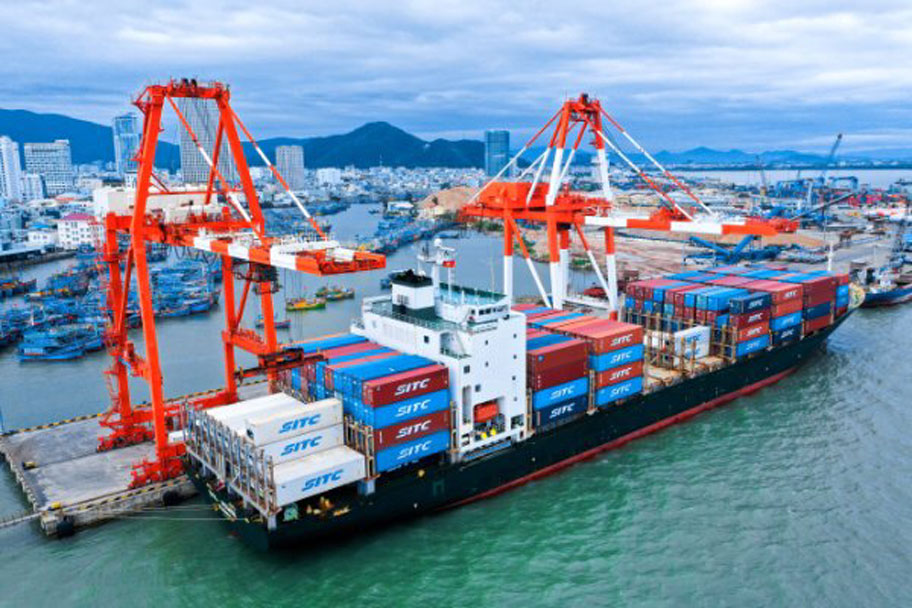 Dịch vụ cảng biển - logistics là một trong 5 trụ cột phát triển của Bình Định, theo quy hoạch. Ảnh: Nguyễn Dũng. 