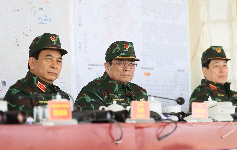 Thủ tướng Phạm Minh Chính và các đại biểu dự diễn tập chiến thuật có bắn đạn thật của Quân đoàn 12. Ảnh:Dương Giang