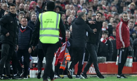 Mikel Arteta mất bình tĩnh trong trận thua 1-3 trước Liverpool vào năm 2021.  Ảnh: AFP 
