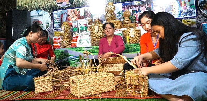 Làng nghề đan đát tại huyện Hồng Dân vừa tạo ra sản phẩm OCOP vừa mang tính văn hóa cộng đồng và trở thành điểm du lịch của tỉnh Bạc Liêu. Ảnh: Nhật Hồ