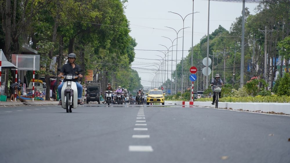 “Đây được xem là trục chính từ huyện Phong Điền ra quận Ninh Kiều, vậy nên chúng tôi rất mong chờ công trình sớm được đưa vào sử dụng, thuận tiện cho việc di chuyển, buôn bán, tránh ùn tắc giao thông trong những giờ cao điểm”, anh Khanh nói.