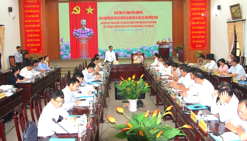 Đại diện 3 tỉnh Bạc Liêu, Sóc Trăng, Trà Vinh báo cáo với đoàn công tác của thành viên Chính phủ. Ảnh: Nhật Hồ